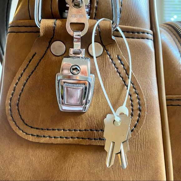 Vintage Airway Industries Carry-On Bag With Lock and Key - Picture 6 of 12